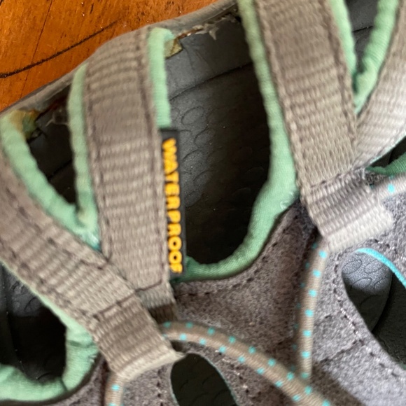 Keen women's waterproof hiking shoes 8.5 - Picture 6 of 7